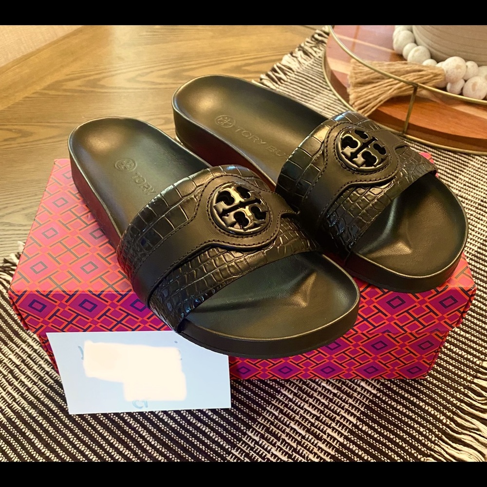 TORY BURCH - Anatomic Slide Croc Embossed in Black